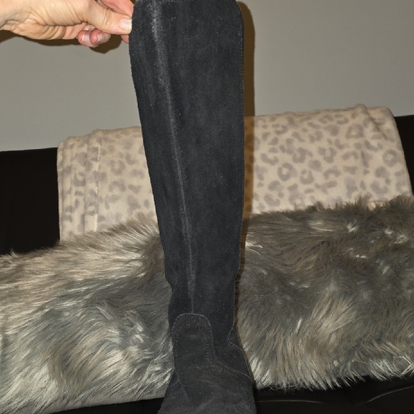 UGG Women's Black Winter Boots - Picture 9 of 16